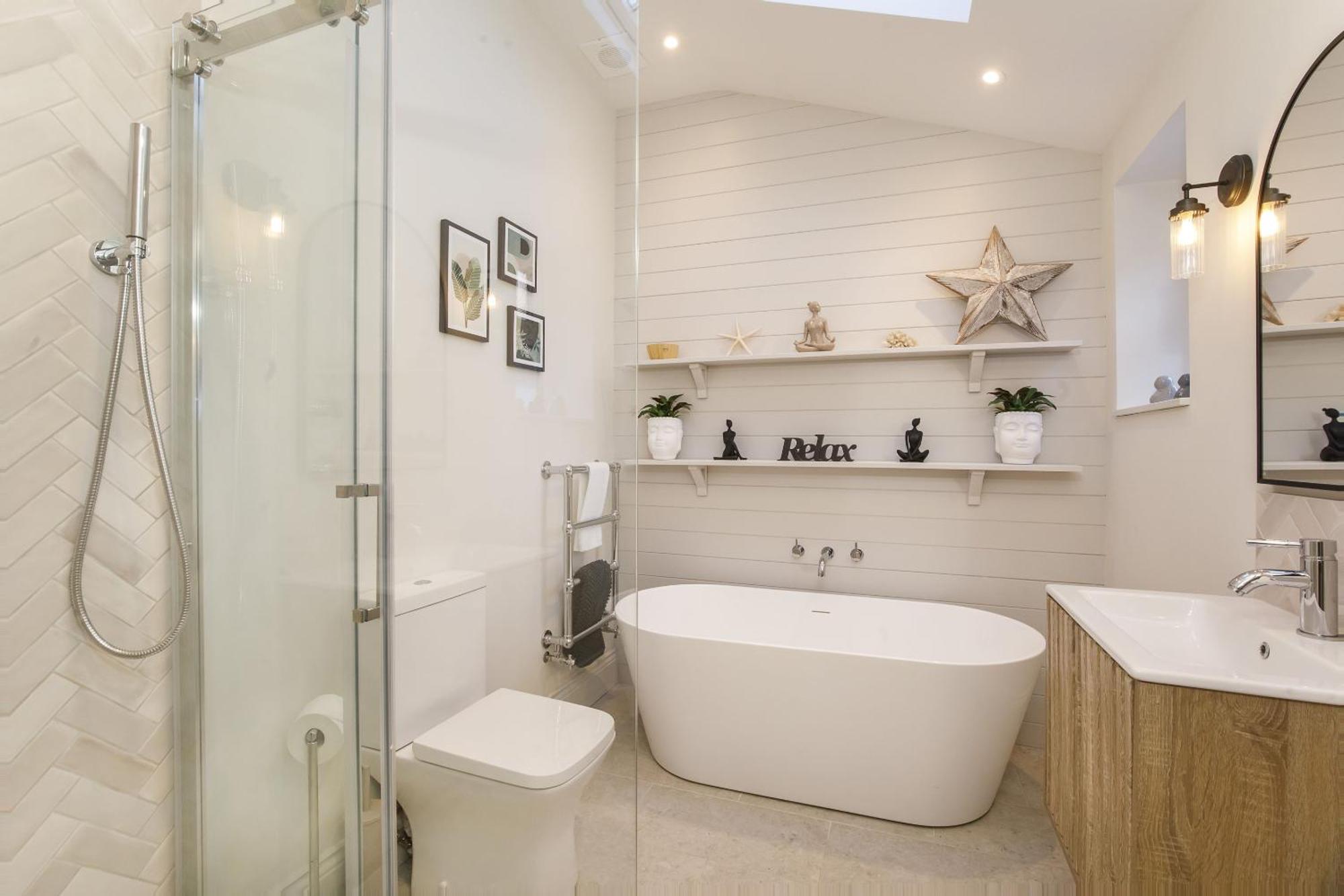 Modern 3 Bed Beautiful House In *